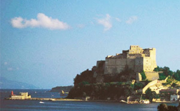 Baia, castello aragonese sullo sfondo Baia, castello aragonese sullo sfondo